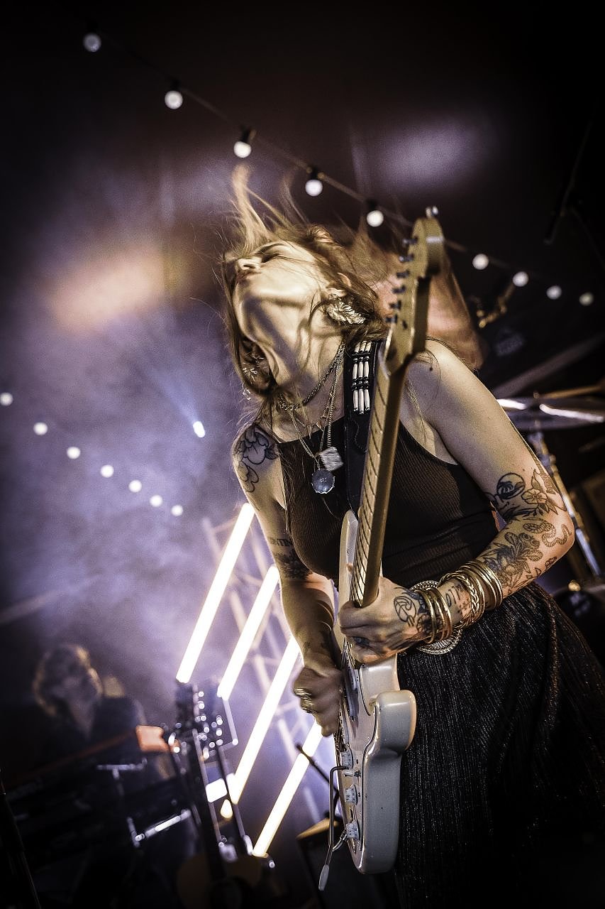 Bild: Rockgitarristin der alten Schule: Nina Attal