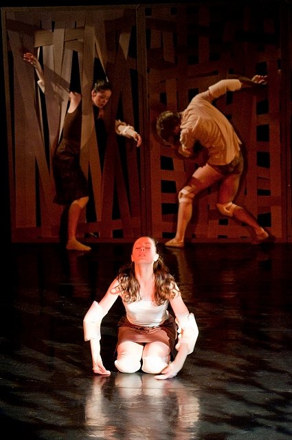 Bild: vorne: Tina Vasilaki, hinten: Nina Monteiro, Sergei Martinovich in D&uuml;rre