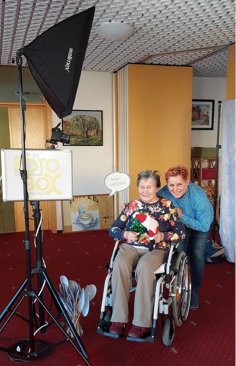 Bild: Frau Griesner mit ihrer Tochter Frau Gebhardt, beim Posieren vor der Fotobox