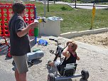 Spielger&auml;te &uuml;bergeben (Foto: Karl-Heinz Herrmann)
