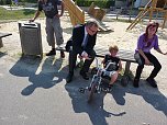 Spielger&auml;te &uuml;bergeben (Foto: Karl-Heinz Herrmann)