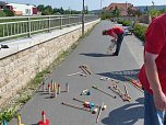 Spielger&auml;te &uuml;bergeben (Foto: Karl-Heinz Herrmann)