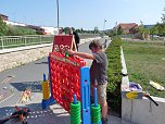 Spielger&auml;te &uuml;bergeben (Foto: Karl-Heinz Herrmann)