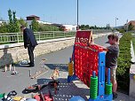 Spielger&auml;te &uuml;bergeben (Foto: Karl-Heinz Herrmann)