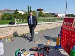 Spielger&auml;te &uuml;bergeben (Foto: Karl-Heinz Herrmann)