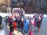 Sandkasten-Auto &uuml;bergeben (Foto: KSB)