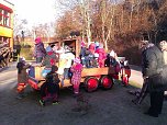 Sandkasten-Auto &uuml;bergeben (Foto: KSB)