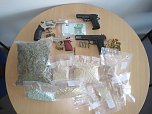 Drogen und Waffen gefunden (Foto: Polizei)