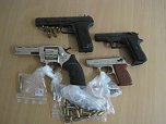 Drogen und Waffen gefunden (Foto: Polizei)