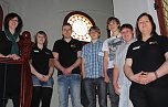 Ausbildungsleiterin Sandra Hesse, Praktikantin Silvana Lausch, Azubi Andy Binder, Schüler Marius Bergmann, Christian Griebsch und Till Falke (alle Herder-Gymnasium) und Auszubildende Claudia Uhlmann. (Foto: J. Piper) Ausbildungsleiterin Sandra Hesse, Praktikantin Silvana Lausch, Azubi Andy Binder, Schüler Marius Bergmann, Christian Griebsch und Till Falke (alle Herder-Gymnasium) und Auszubildende Claudia Uhlmann. (Foto: J. Piper)