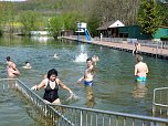 Fr&ouml;hlich angebadet (Foto: Karl-Heinz Herrmann)