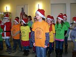Kinder der K&auml;the Kollwitz-Grundschule boten ein buntes Weihnachtsprogramm (Foto: Emmelmann)