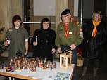 Pfadfinder verteilen das Friedenslicht (Foto: D. Lang)