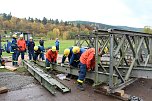 " Br&uuml;ckenbau im Thueringer Wald " (Foto: THW)