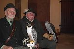 Jagdliches Brauchtum unterstrichen die Falkner Rainer Model und Rudolf Scheibmer aus Ellrich mit ihren Beizv&ouml;geln. (Foto: K. Frank)