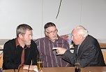 Klassentreffen: Ehemalige Sch&uuml;ler im Gespr&auml;ch mit Herrn Schlothauer (Foto: privat)