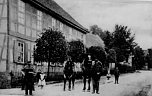 Ein eiserner Zaun und B&auml;ume s&auml;umten einst das ehemalige Gutshaus. Pferdefuhrwerke finden sich heute keine mehr. Dem Dorfschmied ging die Arbeit nicht aus. (Foto: Kurt Frank/Archiv)
