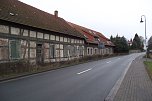 Das Gutshaus in unseren Tagen. Aus dem hinteren Stallgeb&auml;ude wurden, derzeit  leer stehend, Wohnungen. Das Gutshaus davor ist jetzt nur noch ein einziger Schandfleck. (Foto: Kurt Frank/Archiv)
