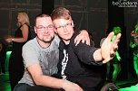 Beste Freunde im Jugenclubhaus (Foto: Belvedere Media Agentur)