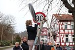 Staatssekretr&auml;in Inge Klaan gibt das Schild frei (Foto: nnz)