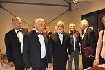 Symbolische Taktstockübergabe (Foto: Karl-Heinz Herrmann) Symbolische Taktstockübergabe (Foto: Karl-Heinz Herrmann)