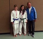 Nach der Siegerehrung : Anna-Lena Goetze, Melissa Turan und Trainer Waldemar Benndorf. (Foto: privat)