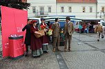 Blumenm&auml;dchen trifft Marktfrau (Foto: Karl-Heinz Herrmann)