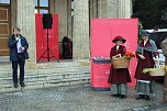 Blumenm&auml;dchen trifft Marktfrau (Foto: Karl-Heinz Herrmann)