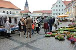 Blumenm&auml;dchen trifft Marktfrau (Foto: Karl-Heinz Herrmann)