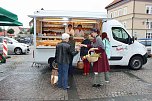 Blumenm&auml;dchen trifft Marktfrau (Foto: Karl-Heinz Herrmann)