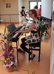 E-Piano &uuml;bergeben (Foto: K. Berndt)