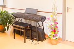 E-Piano &uuml;bergeben (Foto: K. Berndt)