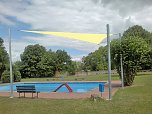 Sonnensegel f&uuml;r das Kinderplanschbecken (Foto: Marco Bartsch)