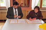 Unterzeichnung Schenkungsvertrag (Foto: Karl-Heinz Herrmann)