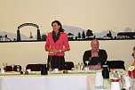Schiedsrichterteam begr&uuml;&szlig;t (Foto: Karl-Heinz Herrmann)