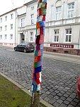 Die Apotheke am Theater versucht sich im "Urban Knitting" und packt ihre B&auml;ume warm ein (Foto: Peter Blei)