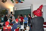 Weihnachtsmann kam mit Rentier (Foto: Karl-Heinz Herrmann) Weihnachtsmann kam mit Rentier (Foto: Karl-Heinz Herrmann)