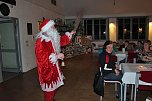Weihnachtsmann kam mit Rentier (Foto: Karl-Heinz Herrmann) Weihnachtsmann kam mit Rentier (Foto: Karl-Heinz Herrmann)