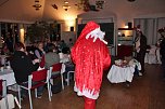 Weihnachtsmann kam mit Rentier (Foto: Karl-Heinz Herrmann) Weihnachtsmann kam mit Rentier (Foto: Karl-Heinz Herrmann)