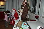 Weihnachtsmann kam mit Rentier (Foto: Karl-Heinz Herrmann) Weihnachtsmann kam mit Rentier (Foto: Karl-Heinz Herrmann)