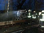 Auto brannte nach Unfall auf der B 243 aus (Foto: Feuerwehr Gro&szlig;wechsungen)