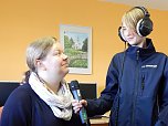 M&auml;dchen befragen Jungen im MEGEHA (Foto: OKN/Witzel)