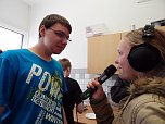 M&auml;dchen befragen Jungen im MEGEHA (Foto: OKN/Witzel)