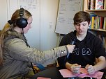 M&auml;dchen befragen Jungen im MEGEHA (Foto: OKN/Witzel)