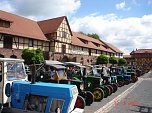 Schlepper und Traktoren auf dem Schlosshof (Foto: privat)