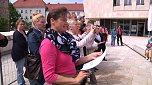 Mit der kleinen wei&szlig;en Friedenstaube wurde heute auf dem Nicolaiplatz vor dem Nordh&auml;user B&uuml;rgerhaus dem Ende des zweiten Weltkrieges gedacht (Foto: Angelo Glashagel)