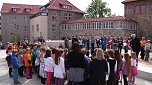 Mit der kleinen wei&szlig;en Friedenstaube wurde heute auf dem Nicolaiplatz vor dem Nordh&auml;user B&uuml;rgerhaus dem Ende des zweiten Weltkrieges gedacht (Foto: Angelo Glashagel)