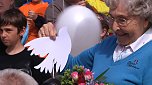 Mit der kleinen wei&szlig;en Friedenstaube wurde heute auf dem Nicolaiplatz vor dem Nordh&auml;user B&uuml;rgerhaus dem Ende des zweiten Weltkrieges gedacht (Foto: Angelo Glashagel)