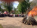 Feuer entfacht auf dem Schlossgel&auml;nde (Foto: AWO Wohnheim Bendeleben)