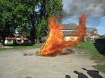 Feuer entfacht auf dem Schlossgel&auml;nde (Foto: AWO Wohnheim Bendeleben)